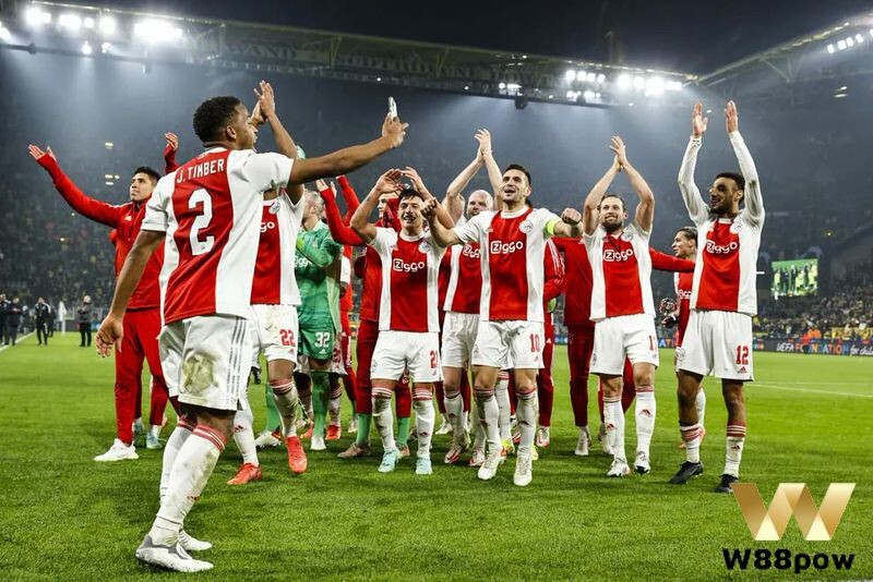 Ajax Amsterdam có tên gọi đầy đủ là Amsterdamsche Football Club Ajax